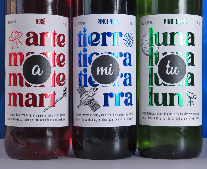 Etiquetas en botellas de vino