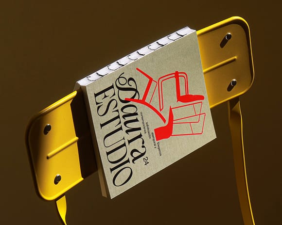 Livros costurados com linha visível